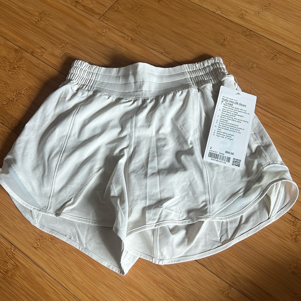 NWT hotty hot short 4 inch